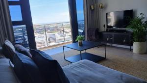 un soggiorno con un divano e un tavolo di City Slick Hideaway a Città del Capo