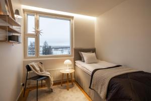 une petite chambre avec un lit et une fenêtre dans l'établissement Penthouse Ounas with Private Sauna, à Rovaniemi