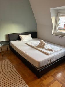 Una cama o camas en una habitación de private Zimmer im Serviced Apartment - mit wöchentlicher Reinigung