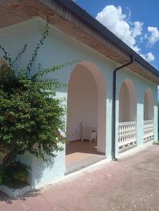 un edificio blu con archi e un patio di TABERNA ROMANA VILLA OCA b&b a Velletri Altre 55 foto