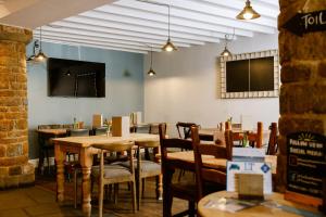 Μια τηλεόραση ή/και κέντρο ψυχαγωγίας στο The Sun Inn At Hook Norton +46 φωτογραφίες