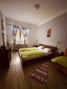 Postel nebo postele na pokoji v ubytování LakePark Garden Villa with swimming pool & park