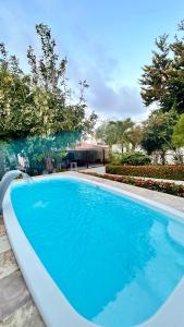 una grande piscina blu in un cortile di Casa Brisa da Praia em Paracuru a Paracuru