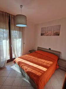 Un pat sau paturi într-o cameră la Appartamento sul mare di Mattia