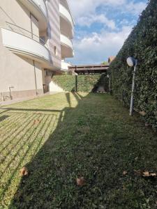 O grădină în afara Appartamento sul mare di Mattia +17 fotografii