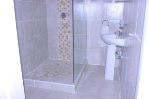 Villa Central في فرانسیستوون: حمام مزود بدش ومغسلة