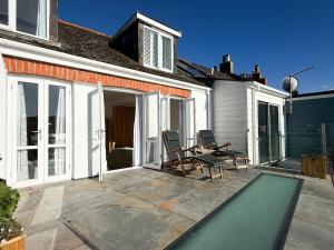 een patio met 2 stoelen en een tafel en een tafel bij 70 Trefusis in Flushing