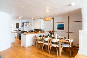 een keuken en eetkamer met een tafel en stoelen bij 70 Trefusis in Flushing