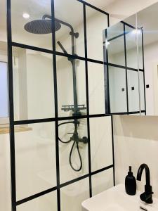 A bathroom at Modernes 1 Zimmer Appartement direkt am Wörthsee Még 11 kép