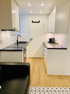 A kitchen or kitchenette at Modernes 1 Zimmer Appartement direkt am Wörthsee