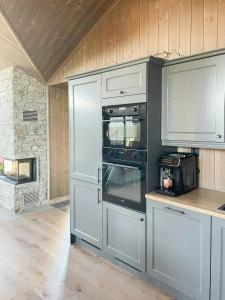Η κουζίνα ή μικρή κουζίνα στο Arkitekttegnet Fjellhytte På Lygna Med Utsikt +9 φωτογραφίες