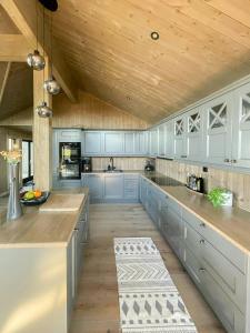 Η κουζίνα ή μικρή κουζίνα στο Arkitekttegnet Fjellhytte På Lygna Med Utsikt