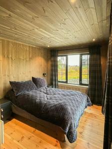 Ένα ή περισσότερα κρεβάτια σε δωμάτιο στο Arkitekttegnet Fjellhytte På Lygna Med Utsikt