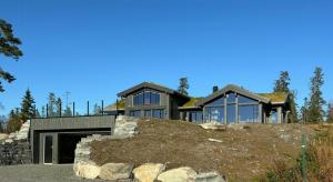 a house on a hill with a garage at Architect Mountain Cabin At Lygna With Views in Jaren