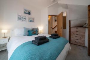 een slaapkamer met een groot bed met twee kussens erop bij 70 Trefusis in Flushing