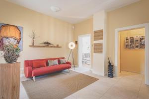 sala de estar con sofá rojo y lámpara en Alte Försterei Wildenthal, en Eibenstock