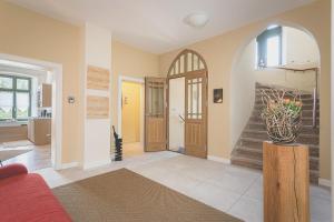 una sala de estar con una puerta y un jarrón de flores en Alte Försterei Wildenthal, en Eibenstock