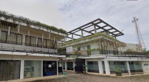 un edificio con tetto con piante sopra di King Stone Hotel By ARBA a Kranggan-wetan Satu Altre 28 foto