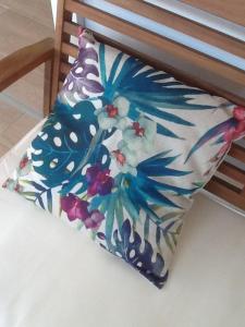 卡佩斯特villa LAGON的椅子上的枕头和鲜花 更多6张照片