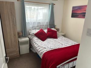 En eller flere senge i et værelse på 2 Bed Chalet Florida Estate