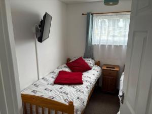 En eller flere senge i et værelse på 2 Bed Chalet Florida Estate