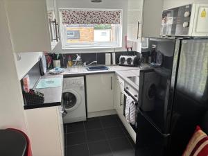 Køkken eller tekøkken på 2 Bed Chalet Florida Estate