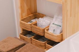 Dos cestas de mimbre en un armario con productos en su interior. en Stay奥松阪, en Matsusaka