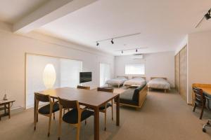 Una habitación con mesa de comedor y un dormitorio. en Stay奥松阪, en Matsusaka