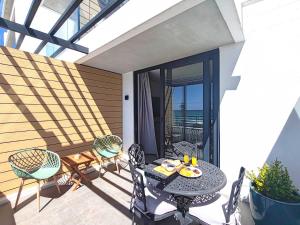 Balkón nebo terasa v ubytování Wavescapes Shoreline Stay + 34 fotografií