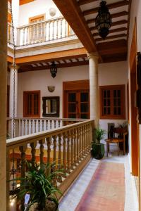 索维拉Riad Mazal Mogador的带阳台的房子的室内楼梯