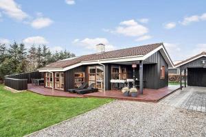 una casa con un ampio ponte nel cortile di BL1144-Blokhus-Sixtusvej-27 a Hune