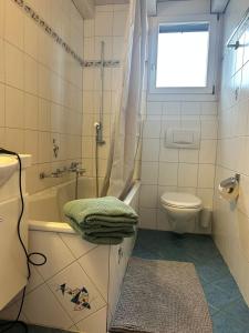 Ένα μπάνιο στο Ferienwohnung mit Herz