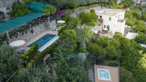 Luftaufnahme eines Hauses mit Swimmingpool in der Unterkunft Villa San Cosma in Ravello