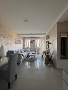 Novi BanovciにあるPrenočište Dunavのソファとテーブルのあるリビングルーム