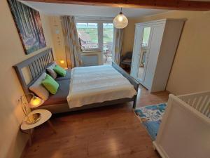 ein Schlafzimmer mit einem Bett und einem großen Fenster in der Unterkunft Haus Am Waldrand in Hinterheubach