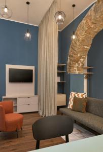 Μια τηλεόραση ή/και κέντρο ψυχαγωγίας στο URBANAUTS STUDIOS Minelli