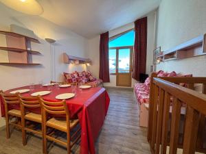 ein Esszimmer mit Tisch und Couch in der Unterkunft Résidence Grand Bois A1118 Clés Blanches in La Tania + 13 Fotos