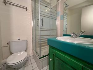 ein Badezimmer mit Toilette, Waschbecken und Dusche in der Unterkunft Résidence Grand Bois A1118 Clés Blanches in La Tania