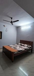 Postel nebo postele na pokoji v ubytování Karthigai Homestay