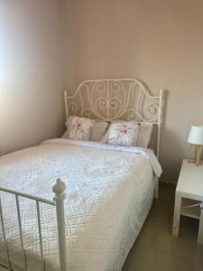 Novi BanovciにあるPrenočište Dunavのベッドルーム(金属製ヘッドボード付きの白いベッド1台付) +5枚の写真