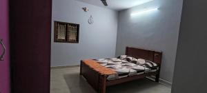 Postel nebo postele na pokoji v ubytování Karthigai Homestay + 6 fotografií