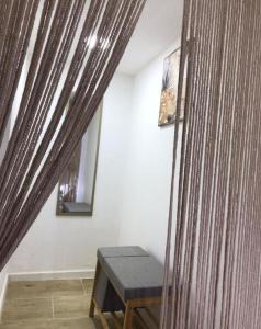 a room with a window with a bench and a curtain at Idromassaggio Room in Catania