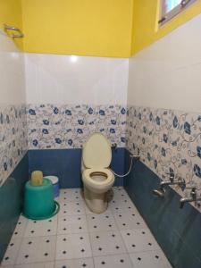 Ένα μπάνιο στο Rooms in Shahtalai