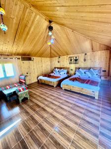 Postel nebo postele na pokoji v ubytování Romantic Luxury Camp