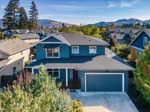 een blauw huis met een garage in een stad bij Redtail 30 day minimum in Hood River