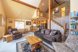 ein Wohnzimmer mit Sofa und Tisch in der Unterkunft Sandbar Haven in Hood River