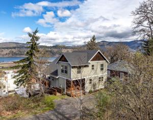 ein Haus auf einem Hügel mit Seeblick in der Unterkunft Sandbar Haven in Hood River