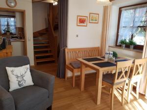 Posezení v ubytování Ferienwohnung Gipfelstürmer - Am Sonneneck inkl. Chiemgaukarte