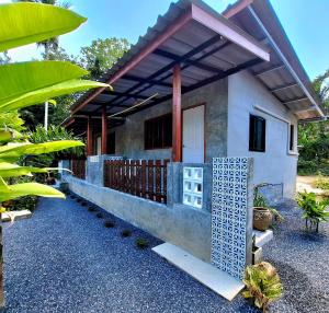 a house with a front porch with a fence at Lanta Valom buri in Ko Lanta