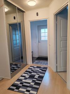 120n Villa Hietala paritalo, 1-8henkilön LUXUS majoitus, 3x160cm jenkkisängyt Löhösohvat, iso takaterassi, täyd keittiö Kodink, laatu sauna, Takka, Tv 75" x2, 2wc, autokatos, avainboxi koodilla, itsekirjaus 24h, wifi ja 500mb kuitunetti, kuivaava pesukone في سينايوكي: ممر مع بابين وأرضية مصدية